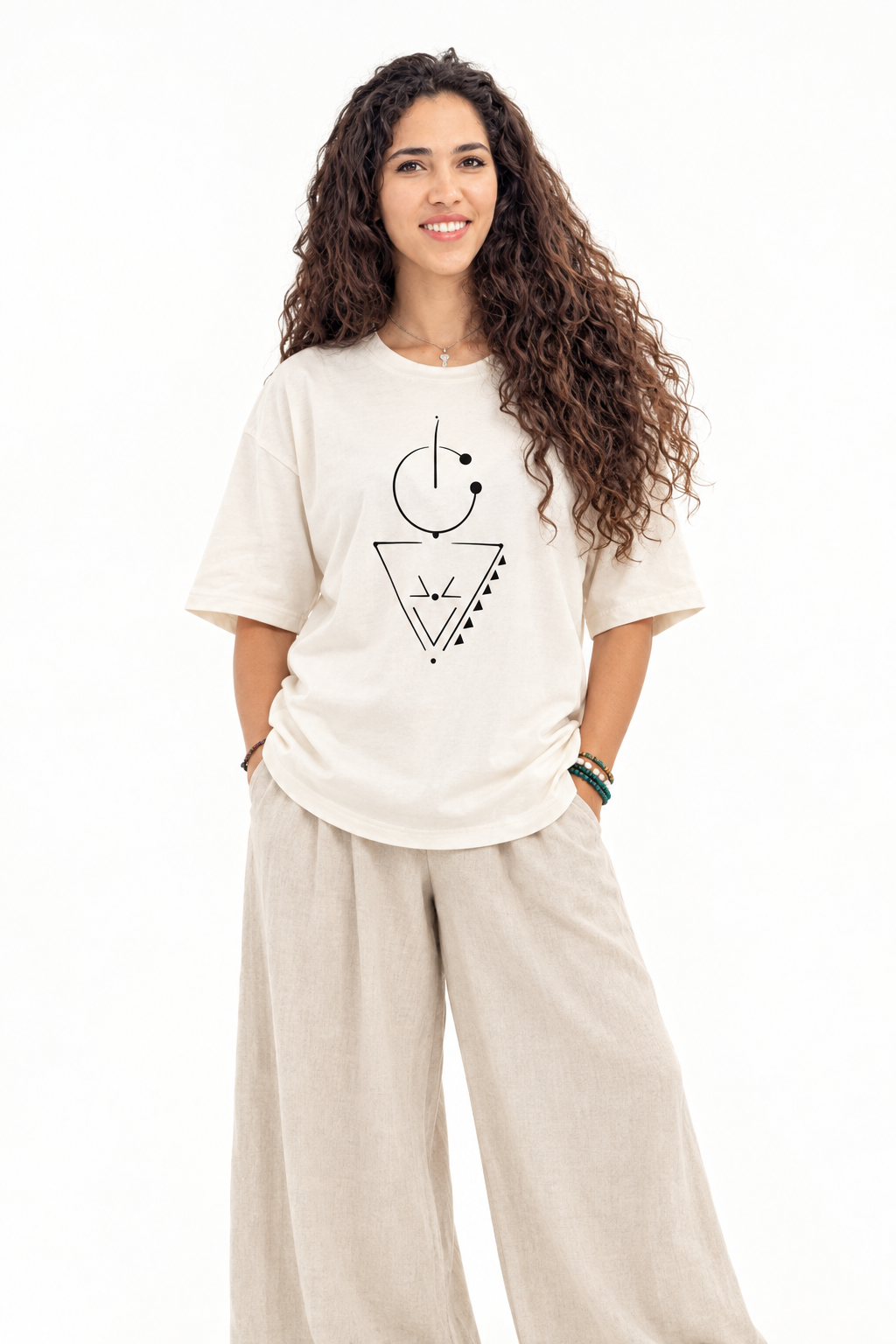 Amazigh Shirt Beige – Model mit lockigem Haar