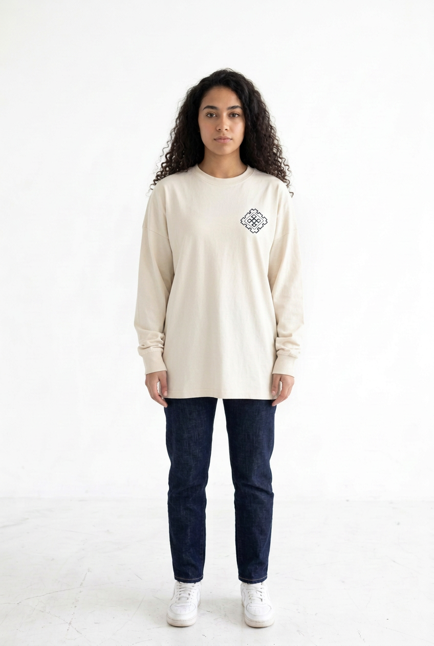 Beige Longsleeve-Version mit Rippbündchen und geradem Saum