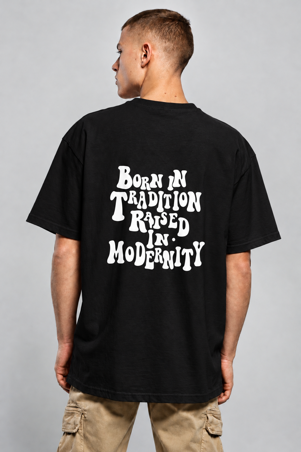 Born in Tradition – Schwarz mit weißem Print