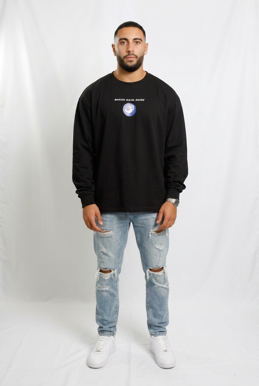 Mach kein Auge als schwarzes Oversized-Longsleeve mit Rippbündchen und geradem Saum