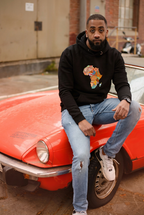 Optimierte Aufnahme des schwarzen Afrika-Hoodies