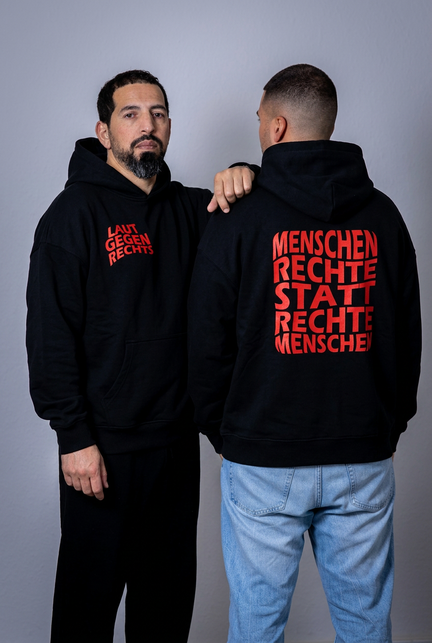 Schwarze Hoodies mit den roten Originalmotiven