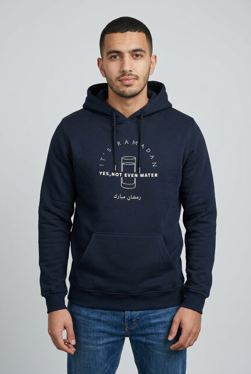Studioaufnahme des Ramadan-Hoodies mit vollständigem Gesicht