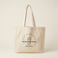 Tasche mit dem Motiv „Yes, not even Water“ im neutralen Studio-Look