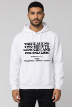 Weißer Hoodie mit schwarzem Schriftaufdruck an einem männlichen Model