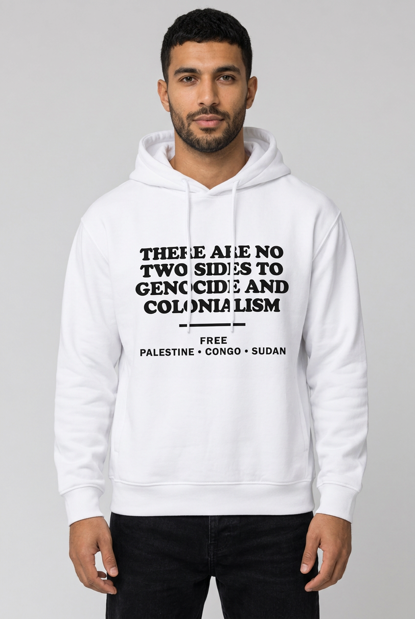 Weißer Hoodie mit schwarzem Schriftaufdruck an einem männlichen Model